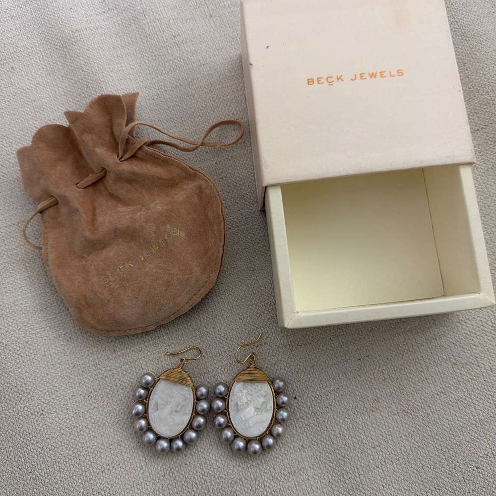 Beck Jewels Gold Cameo Freshwater Pearl Earrings - Picture 3 of 4